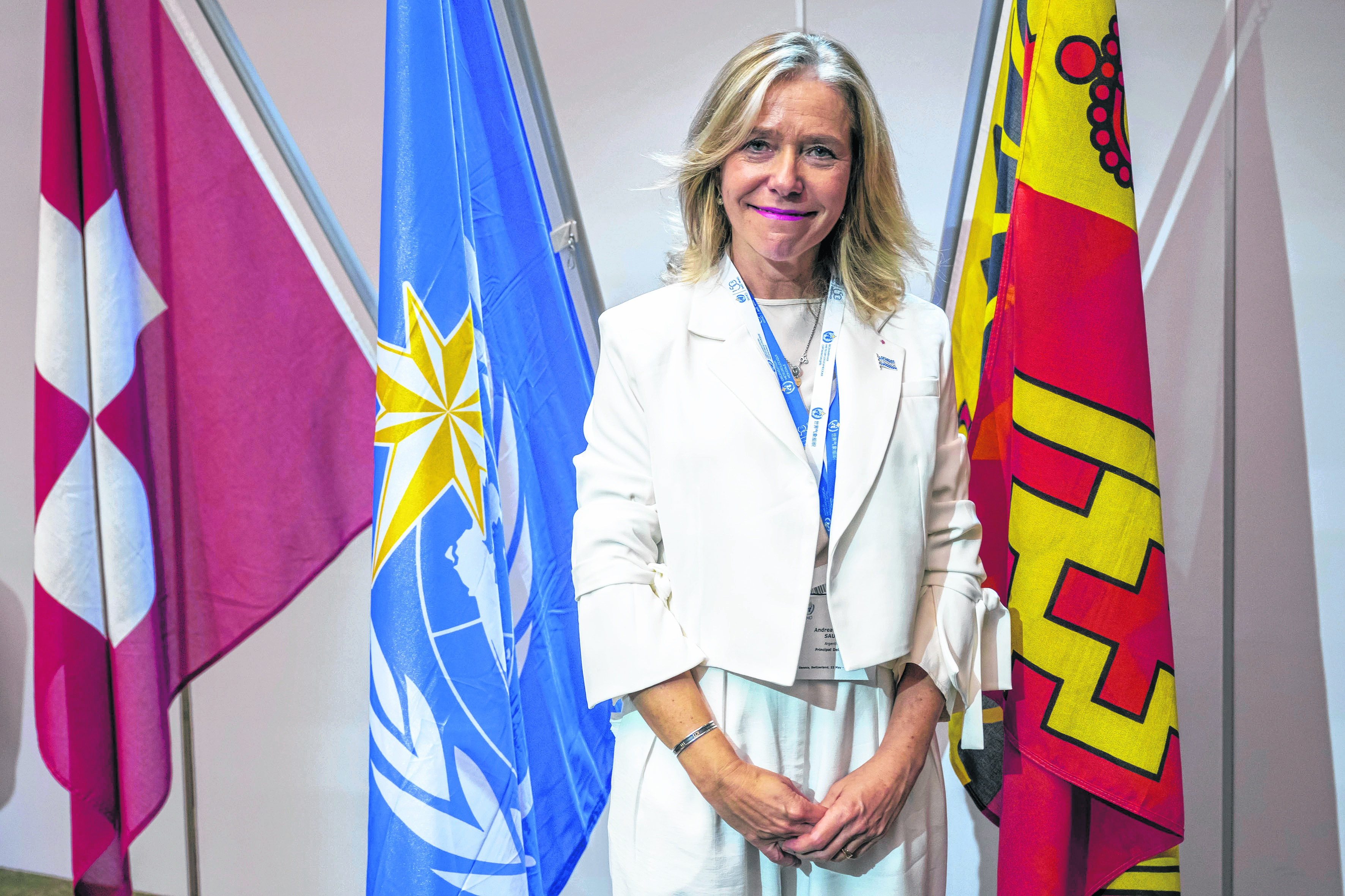 La argentina Celeste Saulo posa para una fotografía tras ser elegida secretaria general de la Organización Mundial de Meteorología, en Ginebra, Suiza, el 1 de junio de 2023. (Martial Trezzini/Keystone vía AP)