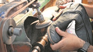 Renació el rol de los zapateros en Cipolletti: la reparación de calzado reaparece en tiempos de crisis