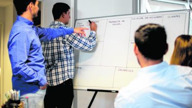 Contenidos. Van desde trabajo en equipo y comunicación efectiva hasta planificación financiera.