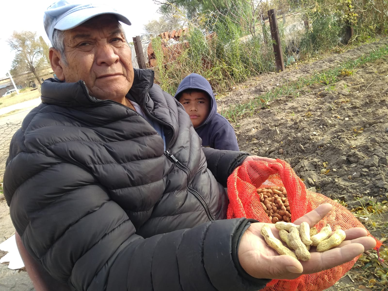Pascual nació en Jujuy y aprendió a trabajar la tierra donde sea. Hoy, ya jubilado, le sigue sacando frutos en su huerta de Darwin. (Foto José Luis Denino)