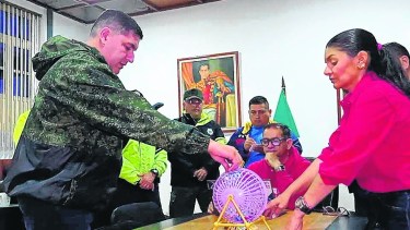 Jehyson Guzmán (izq), gobernador de Mérida, junto a su equipo de trabajo durante un sorteo.