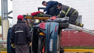Insólito: chocó, volcó y debió ser rescatada por bomberos durante su examen de manejo en Lanús