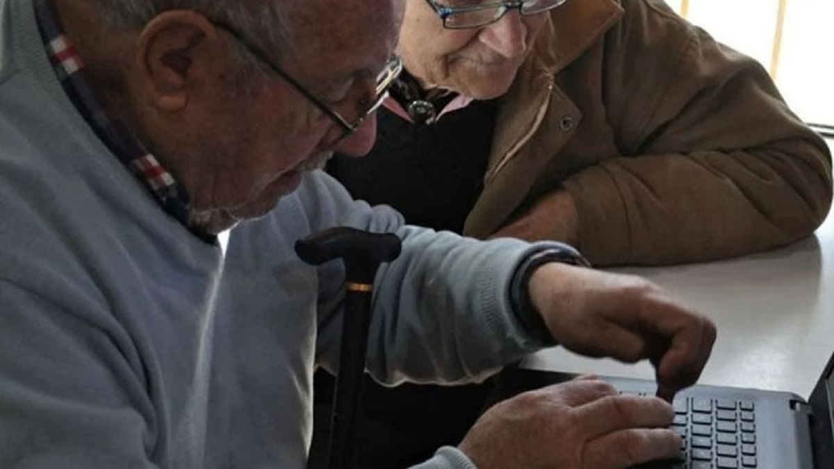 Jubilados y pensionados que cobren el haber mínimo recibirán un plus para alcanzar el 82% móvil. Archivo.