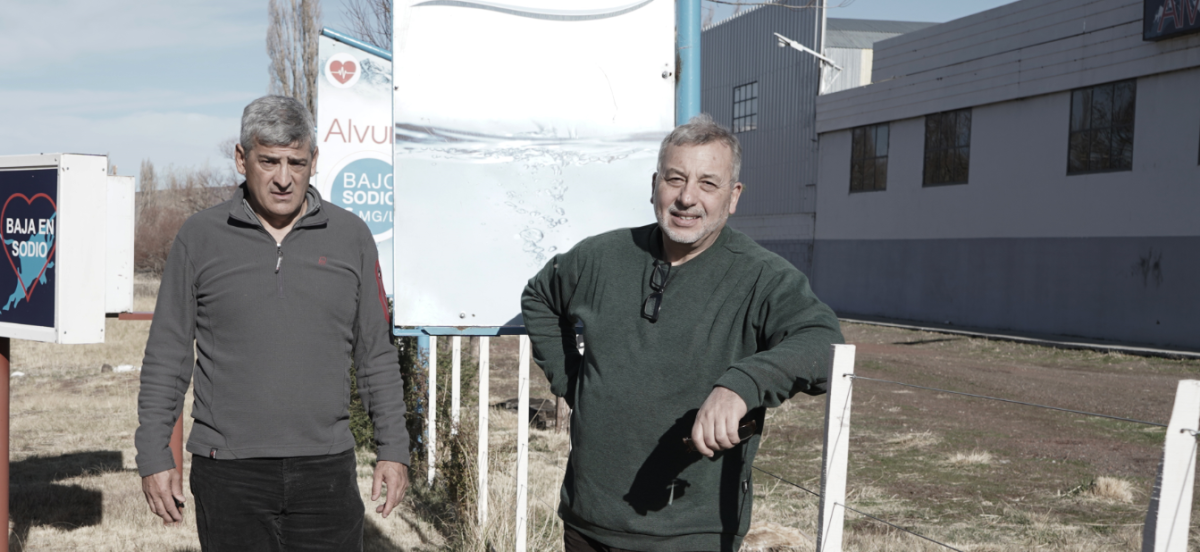 Jorge Hernalz y Juan Mercado, dos de los propietarios de la embotelladora del agua mineral natural de manantial ubicada en la precordillera neuquina. (Foto/Osvaldo Álvarez)