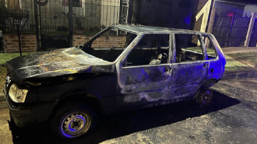 "Te vamos a cag... a trompadas": prendieron fuego el auto del denunciante de L-Gante. 