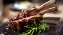 Imagen de Cómo limpiar y cocinar un rack de cordero como el de MasterChef Argentina