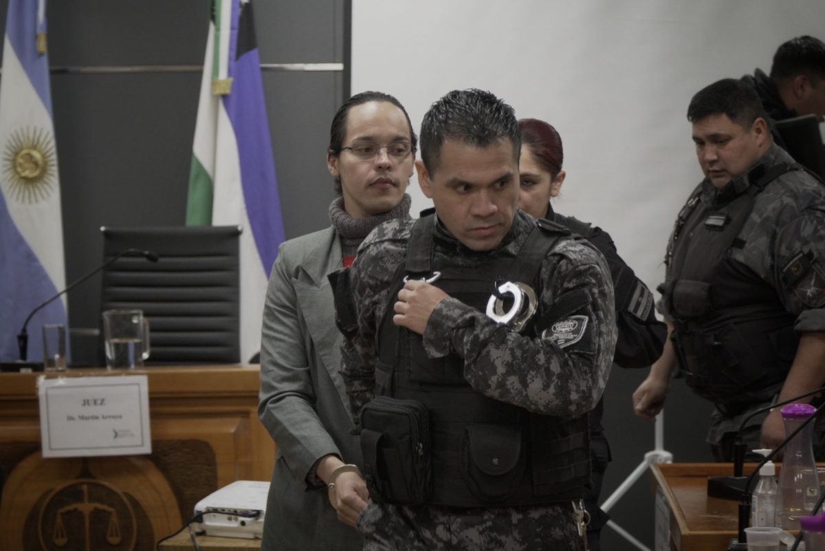Tras escuchar el veredicto de culpabilidad, Amanda Alves Ferreira fue trasladada de regreso al penal de Bariloche, donde cumple la prisión preventiva. (foto Marcelo Martínez)