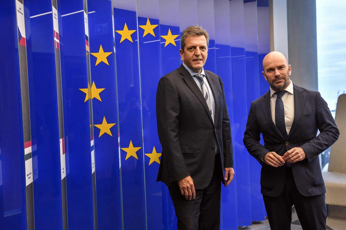 El ministro de Economía visitó la sede de la Unión Europea en la Argentina.  