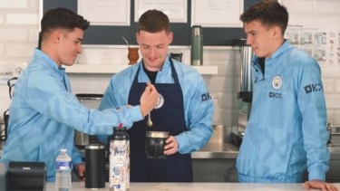 El divertido video de Julián Álvarez y Máximo Perrone enseñando a preparar mate en el Manchester City