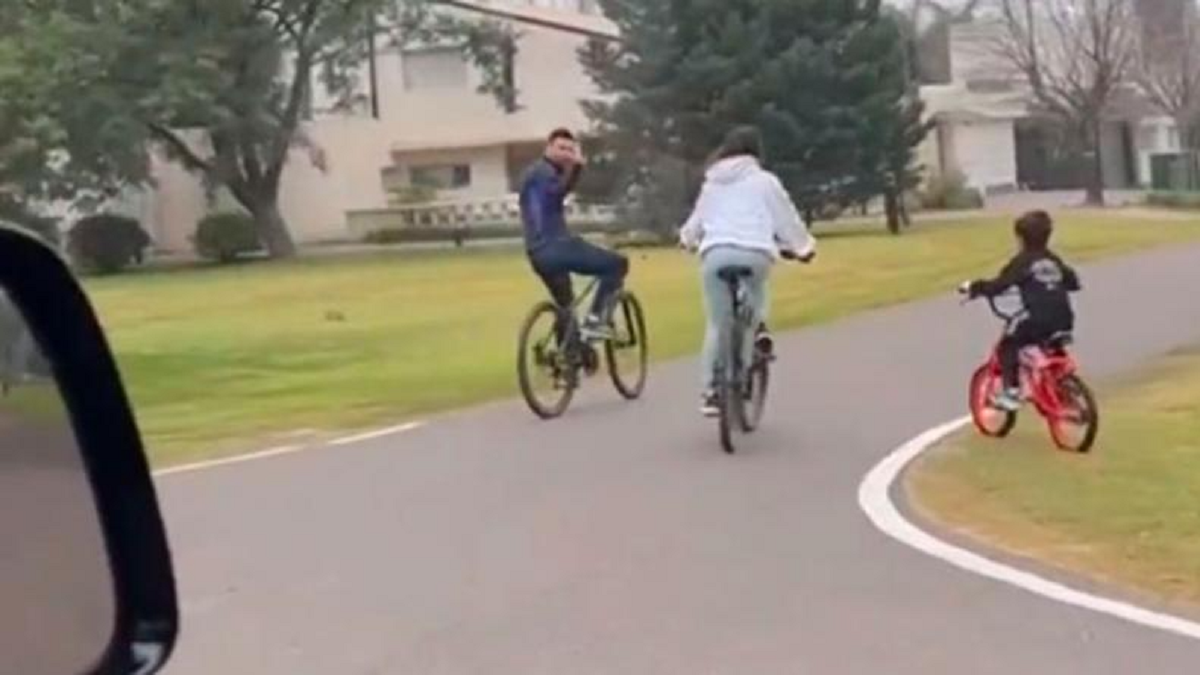 Lionel Messi dio un paseo en bicicleta junto a su familia en Rosario. 