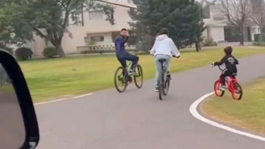 Lionel Messi dio un paseo en bicicleta junto a su familia en Rosario. 