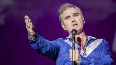 El debut de Morrisey en Argentina fue en 2000 con el excelso "Maladjusted" en el Luna Park, concierto que fue el puntapié para las cinco visitas que le siguieron. La última, en 2008, se despachó con un show de Lados B y temas fuera de los éxitos en el DirecTv Arena de Tortuguitas.