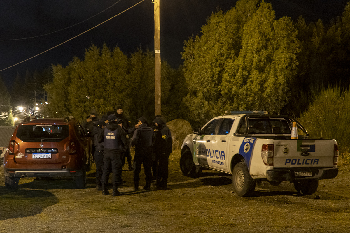 Mujeres que buscaban un perro encontraron esta noche de martes el cadáver en cercanías del gimnasio municipal 2 de Bariloche. (foto Marcelo Martínez)