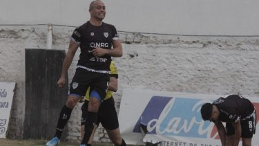 Damián Jara hizo el gol del triunfo de cabeza. (Foto: Oscar Livera)