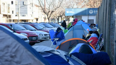 Hubo extensas filas de aspirantes a empleos como auxiliares de servicio en las escuelas frente al Consejo Provincial de Educación. (Matías Subat)