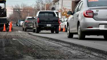 Las calles céntricas de Neuquén deberán esperar a que pare de llover para las reparaciones