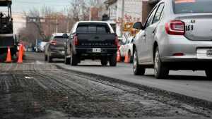Las calles céntricas de Neuquén deberán esperar a que pare de llover para las reparaciones