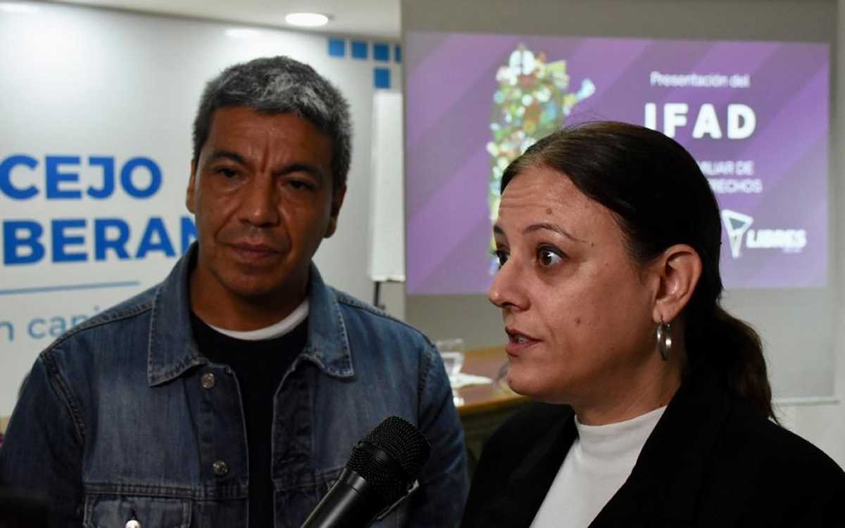 Jesús Escobar, candidato a presidente por Libres del Sur, anunció que Mercedes Lamarca fue designada directora del Instituto de investigación social, económica y de política ciudadana (ISEPCI) regional Neuquén. Foto: Matías Subat.