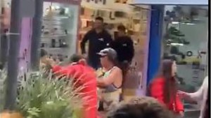Vestidos del Chapulín Colorado y La Mona Jiménez se defendieron a los golpes de un ladrón