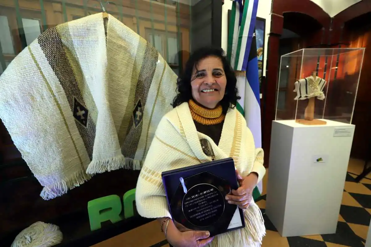 El poncho rionegrino fue creado por la artesana en telar mapuche Ana Nahuelñir. 