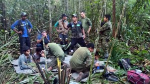 Parientes se disputan la custodia de niños que sobrevivieron a accidente en selva de Colombia