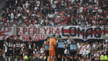 Por la muerte del hincha de River el partido fue suspendido. 