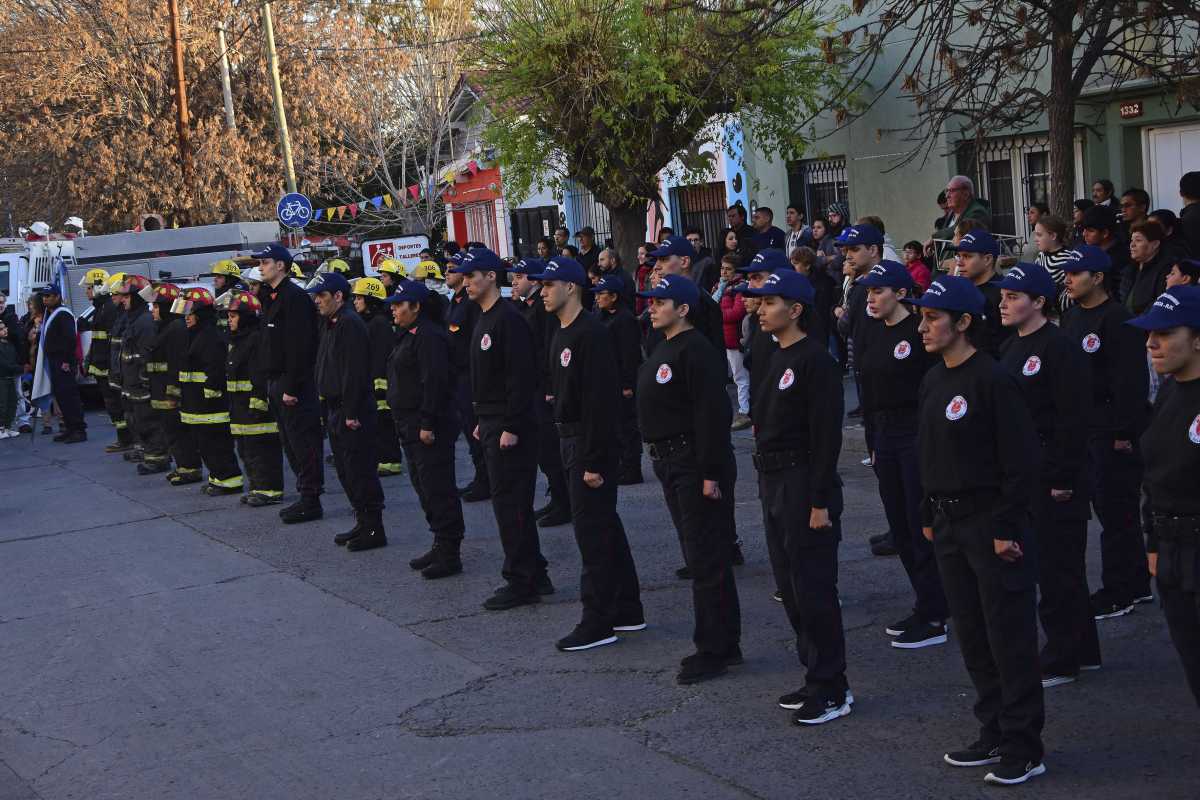 Son 12 mujeres y 7 varones los nuevos bomberos voluntarios. Foto: Andres Maripe.