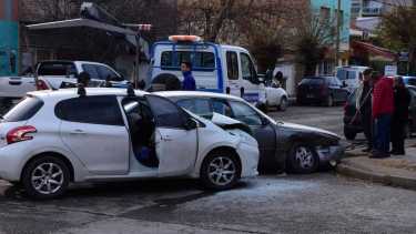 Debido al impacto se activaron las bosas airbag del Peugeot. Foto: Andres Maripe.