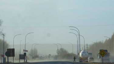 Lo que dejó el temporal de viento en Roca: roturas, cortes de luz y caída de árboles