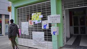 Protestaron por la falta de transporte y material didáctico en una escuela de Roca