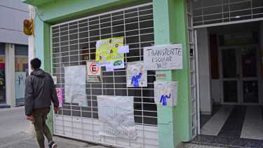Protestaron por la falta de transporte y material didáctico en una escuela de Roca