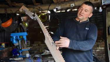 En solo unas horas Javier transforma un pedazo de acero en una pieza artesanal. Foto Andrés Maripe