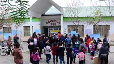 Por inseguridad, abrazaron y tomaron una escuela primaria de Roca