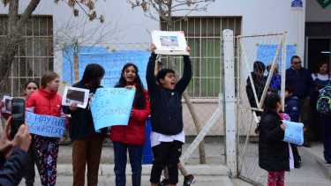 La comunidad educativa abrazó la escuela para pedir más seguridad. (Foto: Andrés Maripe)