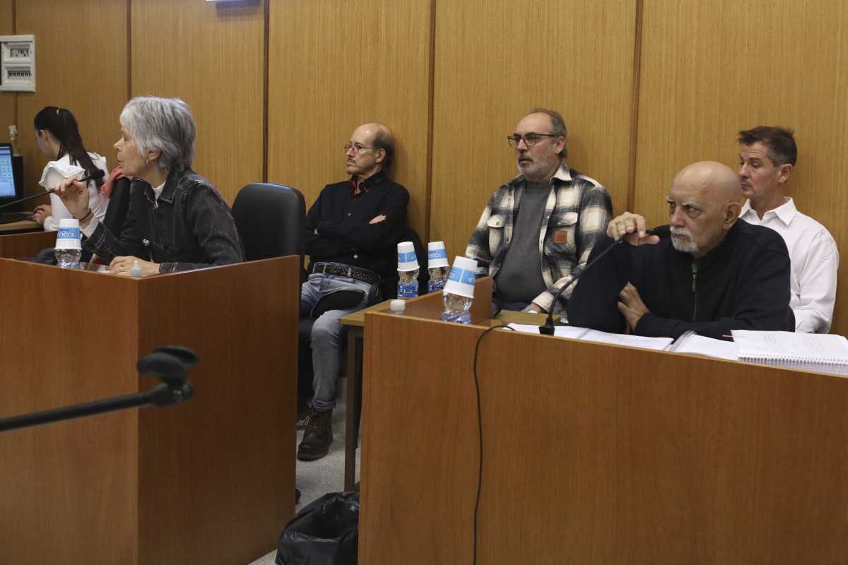 El abogado Carlos Vila hizo el planteo por Caffaratti (atrás, a la derecha). Espeche, defensora de Mascaró, Mastandrea y Fasano, pidió la prescripción. (Foto: Juan Thomes)