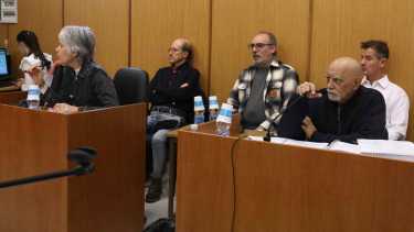 El abogado Carlos Vila hizo el planteo por Caffaratti (atrás, a la derecha). Espeche, defensora de Mascaró, Mastandrea y Fasano, pidió la prescripción. (Foto: Juan Thomes)