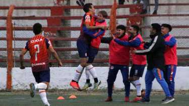 Expulsiones, piñas y victoria para el Deportivo Roca en las semifinales de la Confluencia