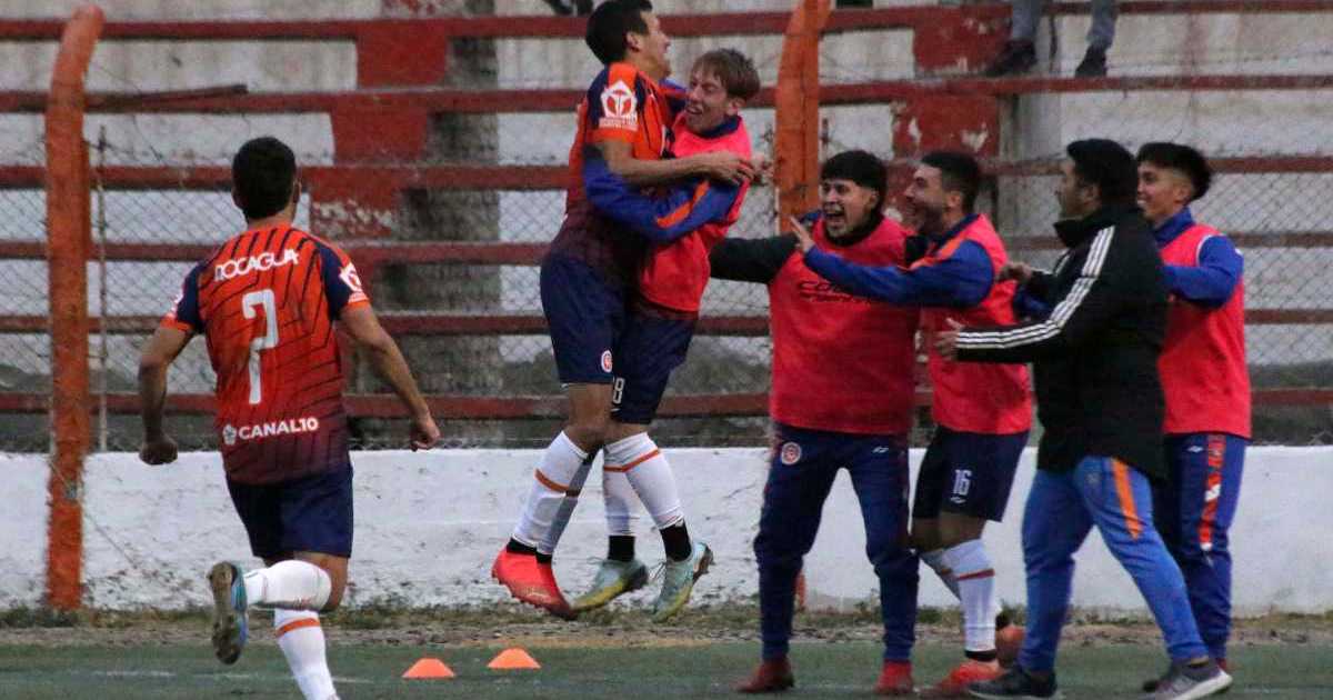 Expulsiones, piñas y victoria para el Deportivo Roca en las semifinales de la Confluencia thumbnail