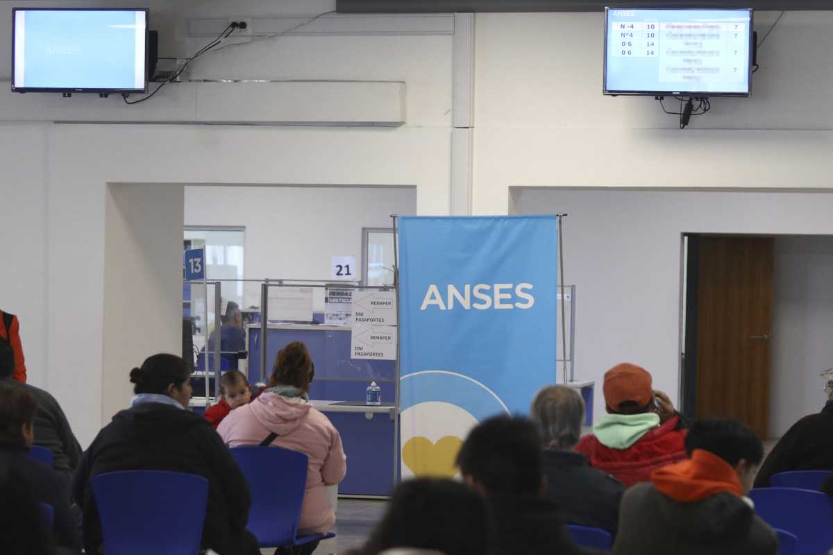 Solo atienden casos urgentes en las oficinas de Anses en Río Negro. Foto: Juan Thomes 