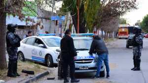 Atraparon a dos hombres que estaban robando la puerta de una casa, en Roca