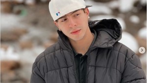 Rusherking está en Bariloche, recorrió el cerro Catedral y cantó para unos egresados