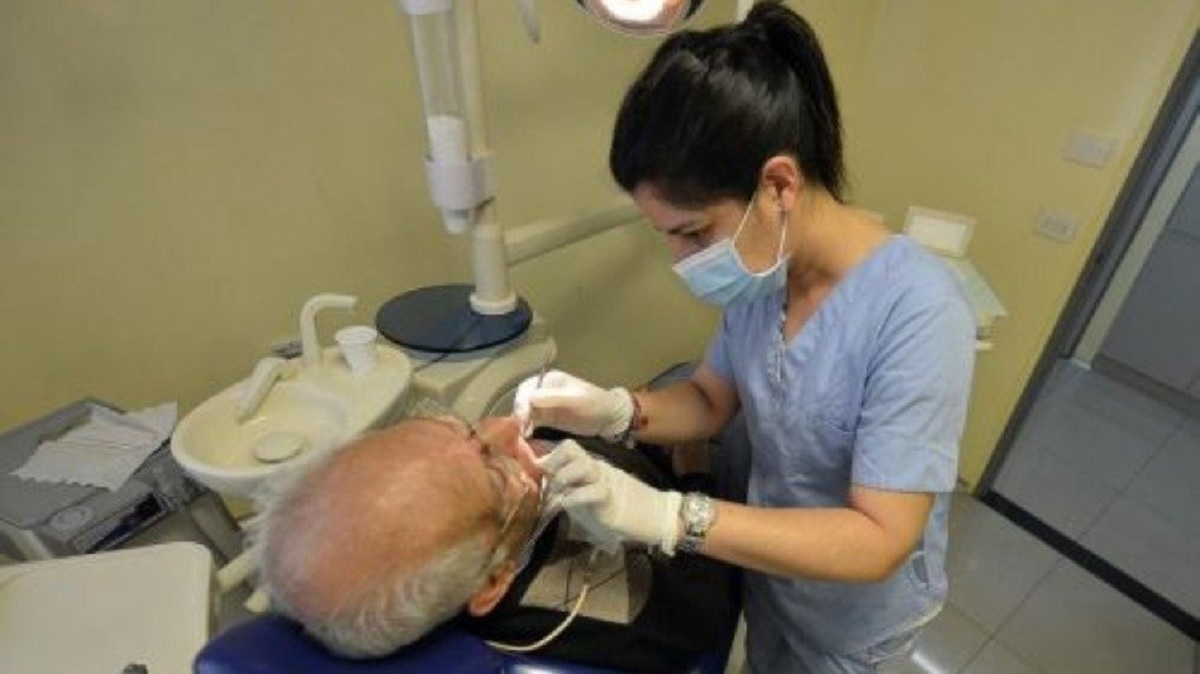 "Sonrisa Mayor" ofrece atención odontológica para jubilados y pensionados afiliados a PAMI.-