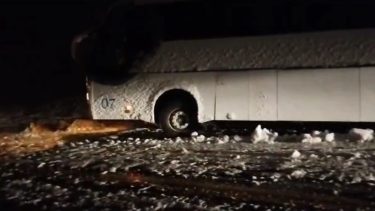 El colectivo quedó atorado en la nieve el domingo en la madrugada. Foto: Captura. 