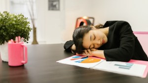 La señal que necesitabas: por qué dormir siestas regulares cortas podría beneficiar al cerebro