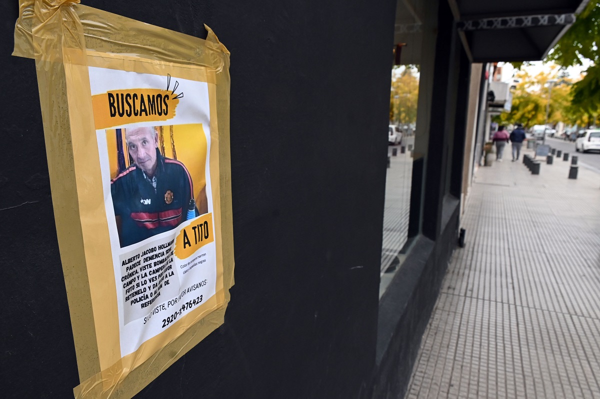 La familia pegó carteles por la ciudad para dar con el paradero de Alberto "Tito" Hollmann. Foto: Marcelo Ochoa.