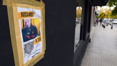 La familia pegó carteles por la ciudad para dar con el paradero de Alberto "Tito" Hollmann. Foto: Marcelo Ochoa.