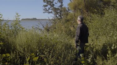 Gonzalo Álvarez Guerrero y el río Negro, donde hoy debería verse la capital federal. “Acá es donde va a ser la futura capital de la Argentina”, recuerda que le dijo su padre, el entonces gobernador Osvaldo Álvarez Guerrero.