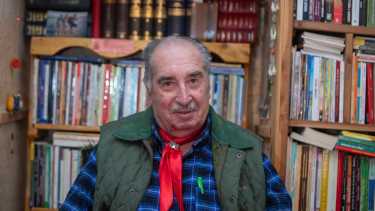 Jorge Castañeda en su casa de Valcheta. Se considera un comprador compulsivo de libros y escribió 15 con cuentos, leyendas y poemas de Valcheta y la Línea Sur rionegrina. (Foto Juan Thomes)