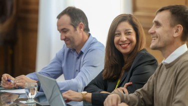 El superintendente del DPA, Fernando Curetti, junto a la gobernadora Arabela Carreras en la reunión del Coirco en Buenos Aires.