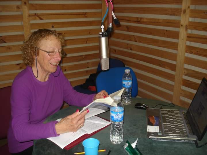 Cecilia Boggio, en el estudio de Antena Libre, haciendo el programa “Me queda la palabra”. (Foto: gentileza Jesús Nori)